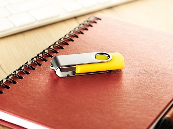 Obrázky: Techmate žlto-str. vykláp. USB flash disk 4GB, Obrázok 4