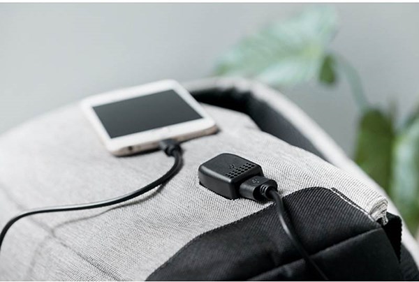 Obrázky: Elegantný šedý ruksak s USB nabíjacím káblom, Obrázok 5