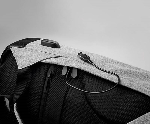 Obrázky: Elegantný šedý ruksak s USB nabíjacím káblom, Obrázok 6