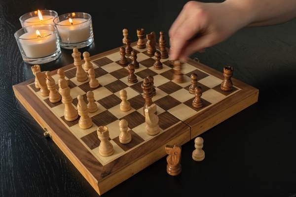 Obrázky: Prémiový FSC® drevený šach v skladacej šachovnici, Obrázok 9