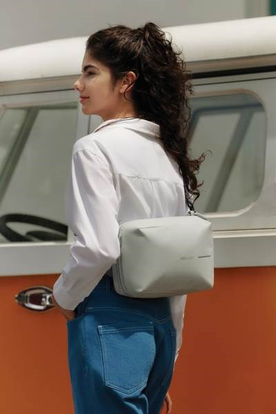 Obrázky: Vodoodolný vertikálny ruksak cross body, biely, Obrázok 4