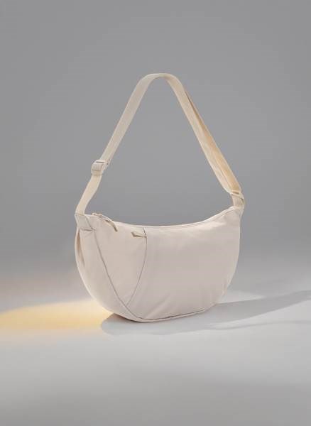 Obrázky: Crossbody XL polmesiac z RPET AWARE , béžová, Obrázok 8