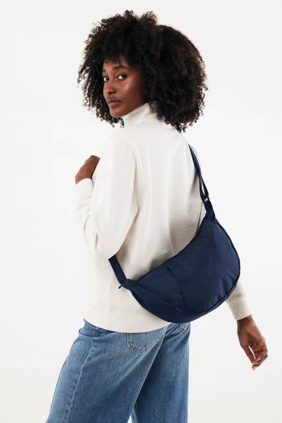 Obrázky: Crossbody XL polmesiac z RPET AWARE , nám. modrá, Obrázok 7