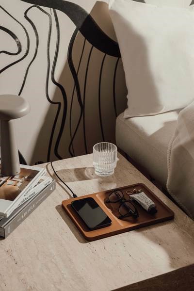 Obrázky: Stolová bezdrôtová nabíjačka a organizér, hnedá, Obrázok 3