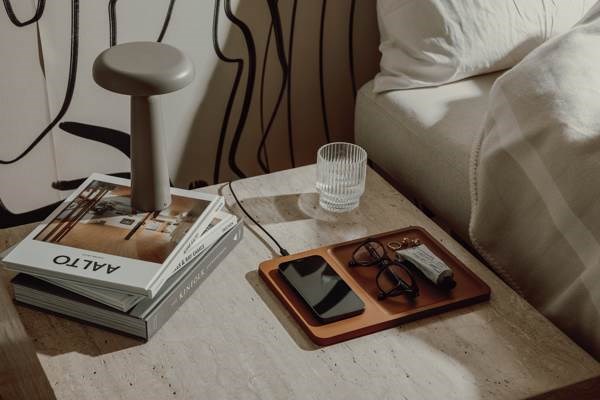 Obrázky: Stolová bezdrôtová nabíjačka a organizér, hnedá, Obrázok 4