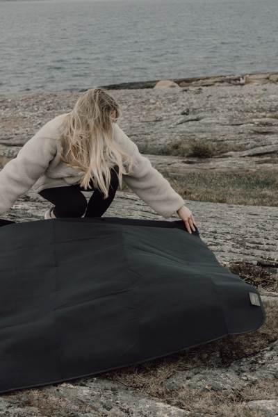 Obrázky: Čierna pikniková deka s dlhým popruhom, Obrázok 4