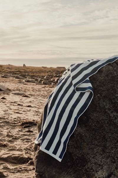 Obrázky: Recyklovaná plážová osuška VINGA, tmavo modrá, Obrázok 4