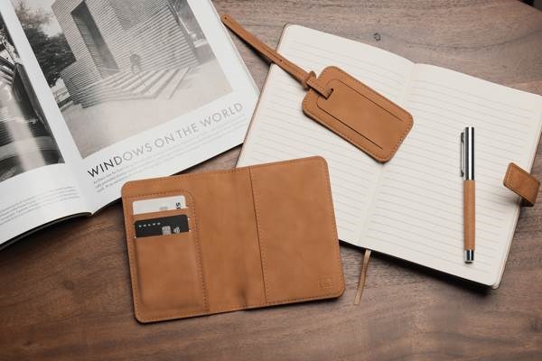 Obrázky: Visačka na batožinu VINGA od RCS, hnedá, Obrázok 3