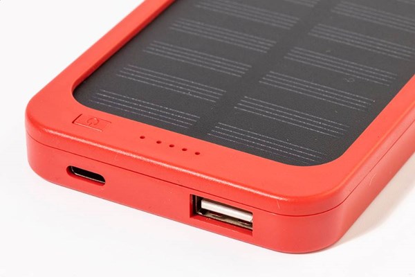 Obrázky: Powerbanka 4000 mAh z ABS, solárne nab., červená, Obrázok 5